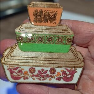 Vintage Pyrex bakeware inspired wood magnet, hand painted laser engraved